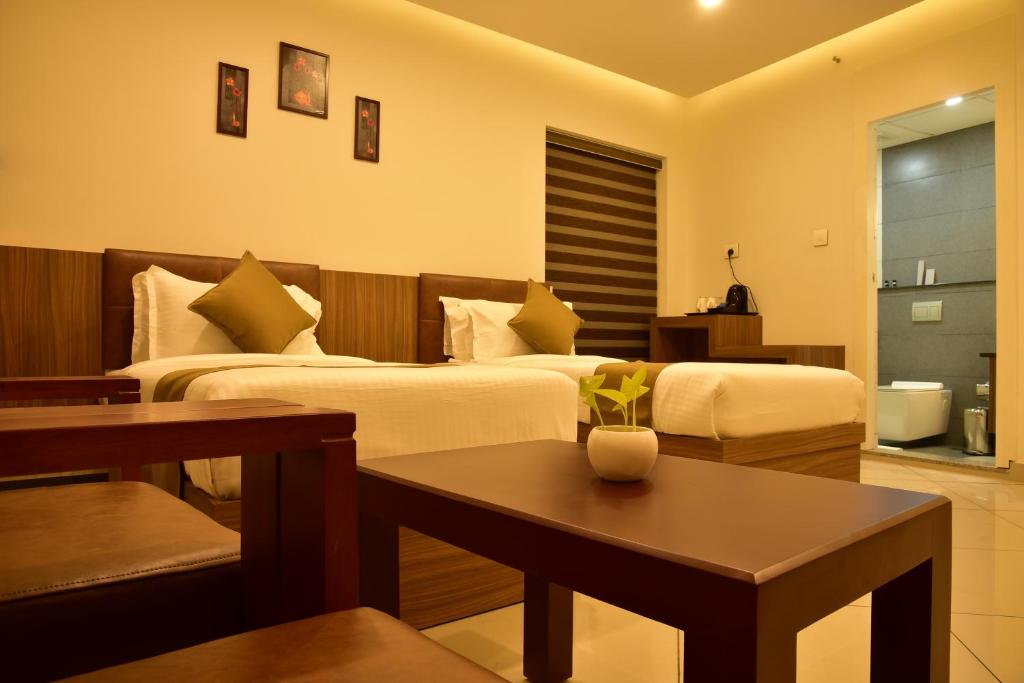 Postel nebo postele na pokoji v ubytování WHITE SUITE HOTEL