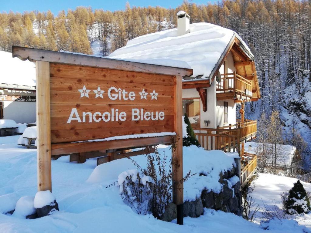 Un panneau indiquant un lodge arctique dans la neige dans l'établissement Gîte Ancolie Bleue, à Abriès