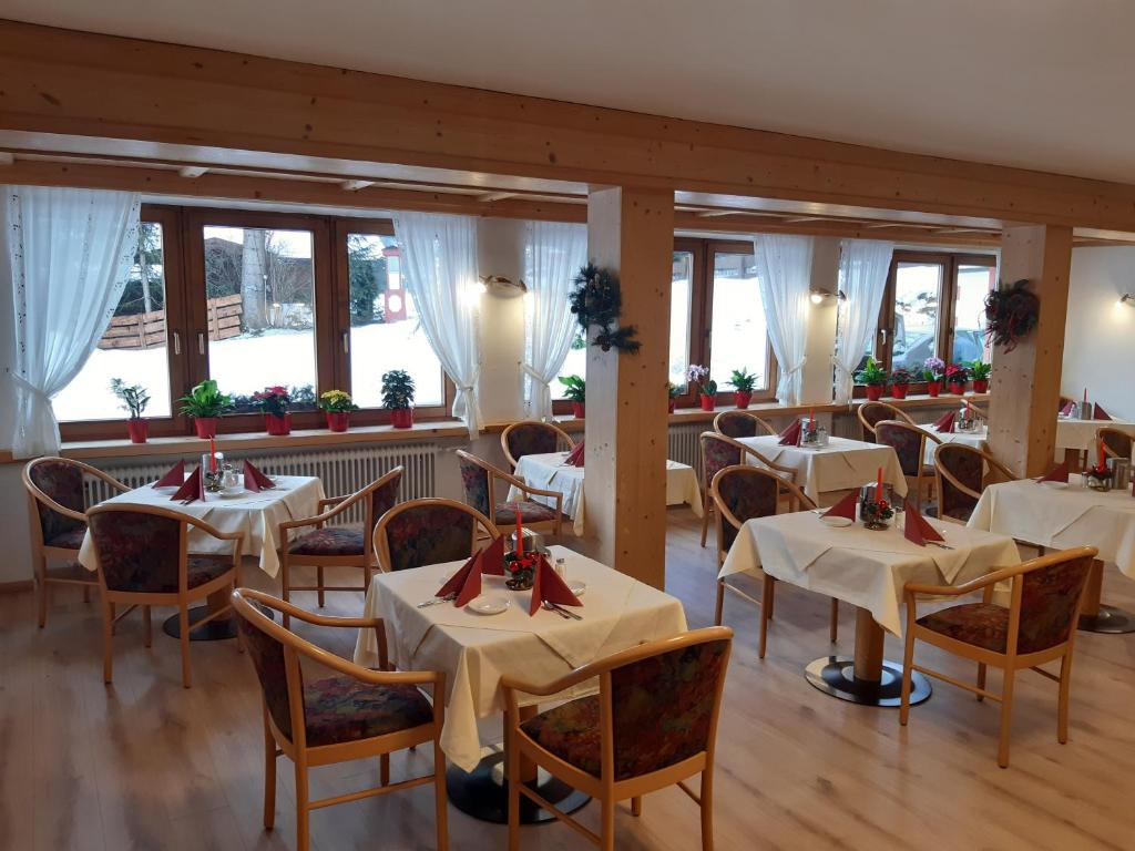 Reštaurácia alebo iné gastronomické zariadenie v ubytovaní Landhaus Klausnerhof Hotel Garni