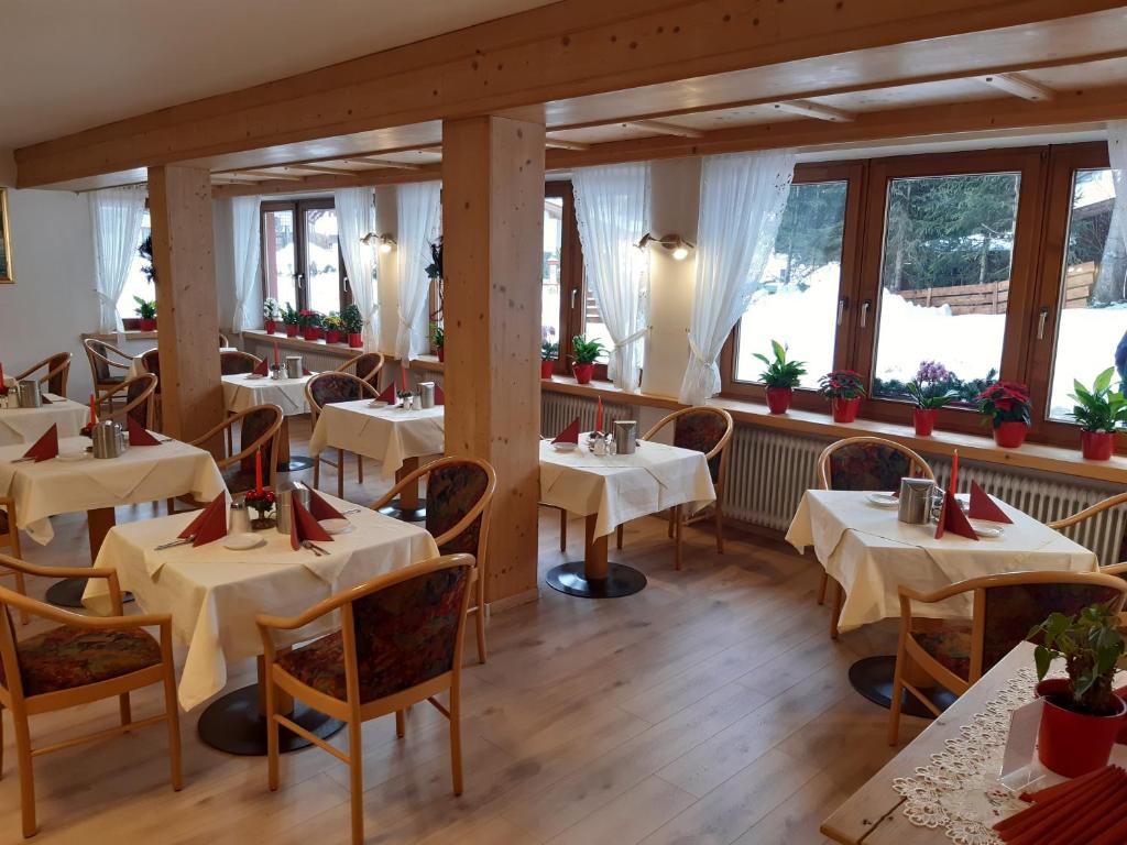 Reštaurácia alebo iné gastronomické zariadenie v ubytovaní Landhaus Klausnerhof Hotel Garni