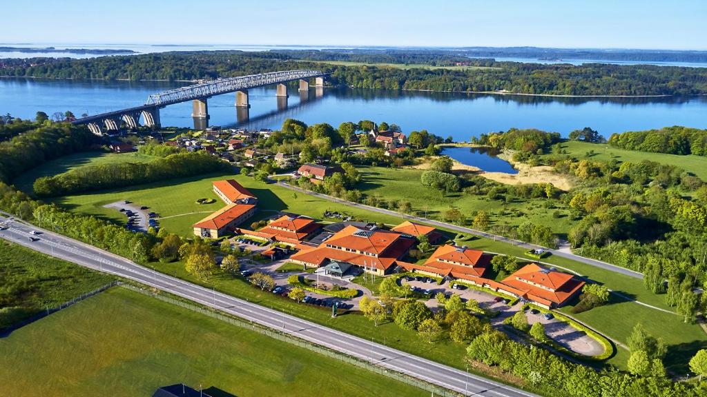 uma vista aérea de um resort com uma ponte sobre um rio em Trinity Hotel og Konference em Fredericia