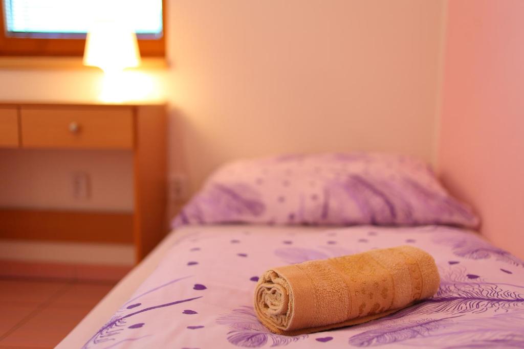Postel nebo postele na pokoji v ubytování Pahrbek - ubytování v bungalovech