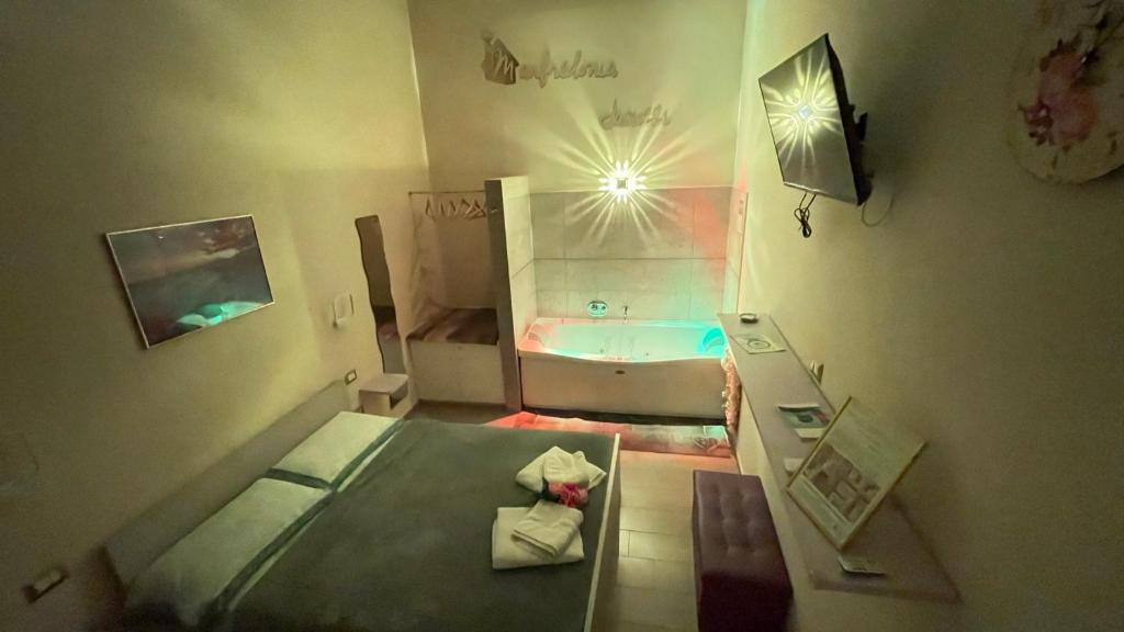 uma pequena casa de banho com uma cama e uma banheira em ManfredoniaJacuzzi em Manfredonia