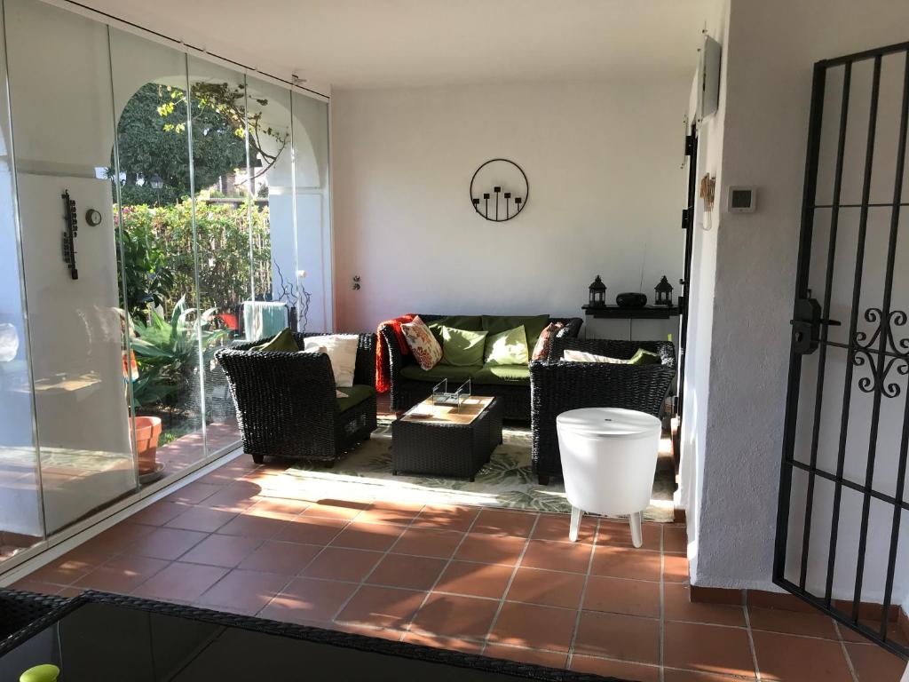 2 Bed Apartment - Sleeps 4 - Pool Patio Garden