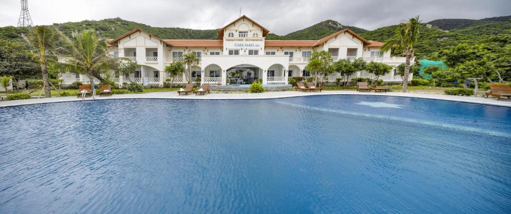 une grande piscine en face d'un bâtiment dans l'établissement Casa Maya Hotel, à ThÃ´n Báº£o An