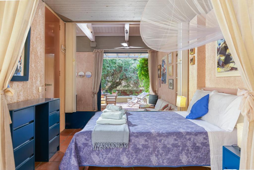 Posteľ alebo postele v izbe v ubytovaní Barbati Beach Art House