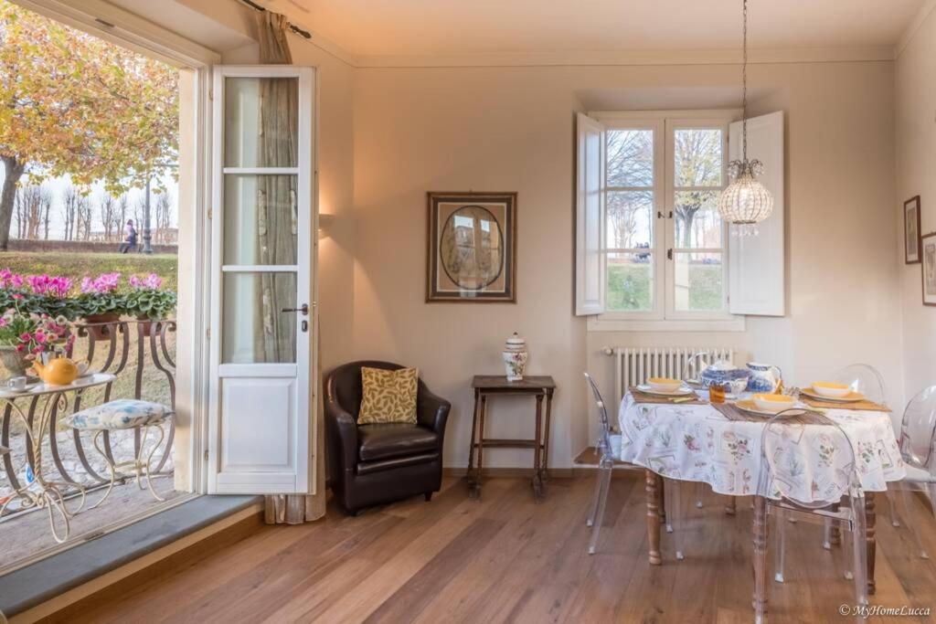 une salle à manger avec une table et une chaise dans l'établissement Le Scuderie RIBOT Private Parking on Site, à Lucques