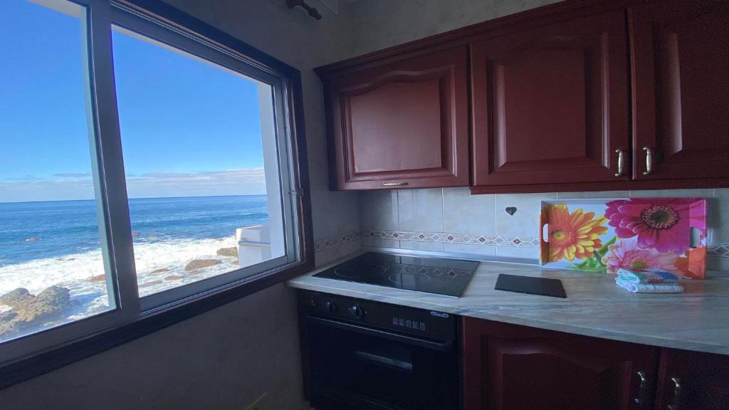 a kitchen with a view of the ocean from a window at Casa Camilo I in Valle Gran Rey