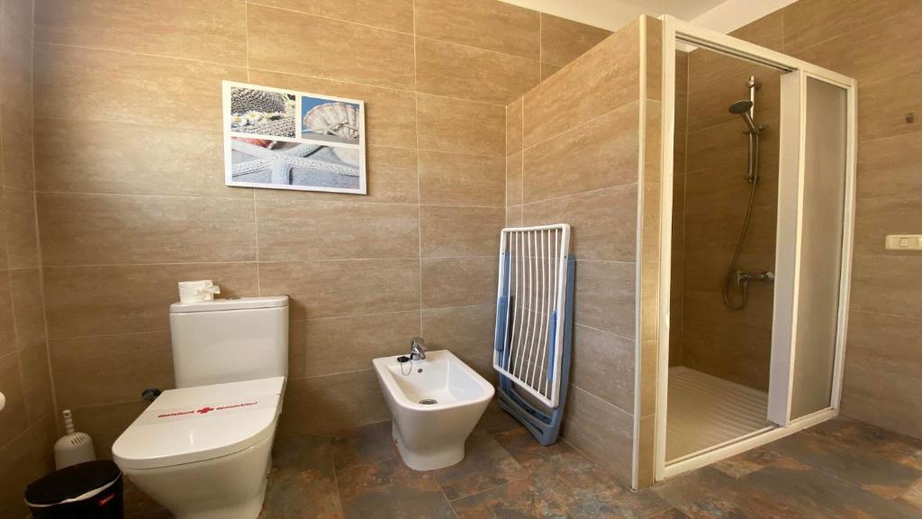 a bathroom with a toilet and a shower and a sink at Casa Camilo I in Valle Gran Rey