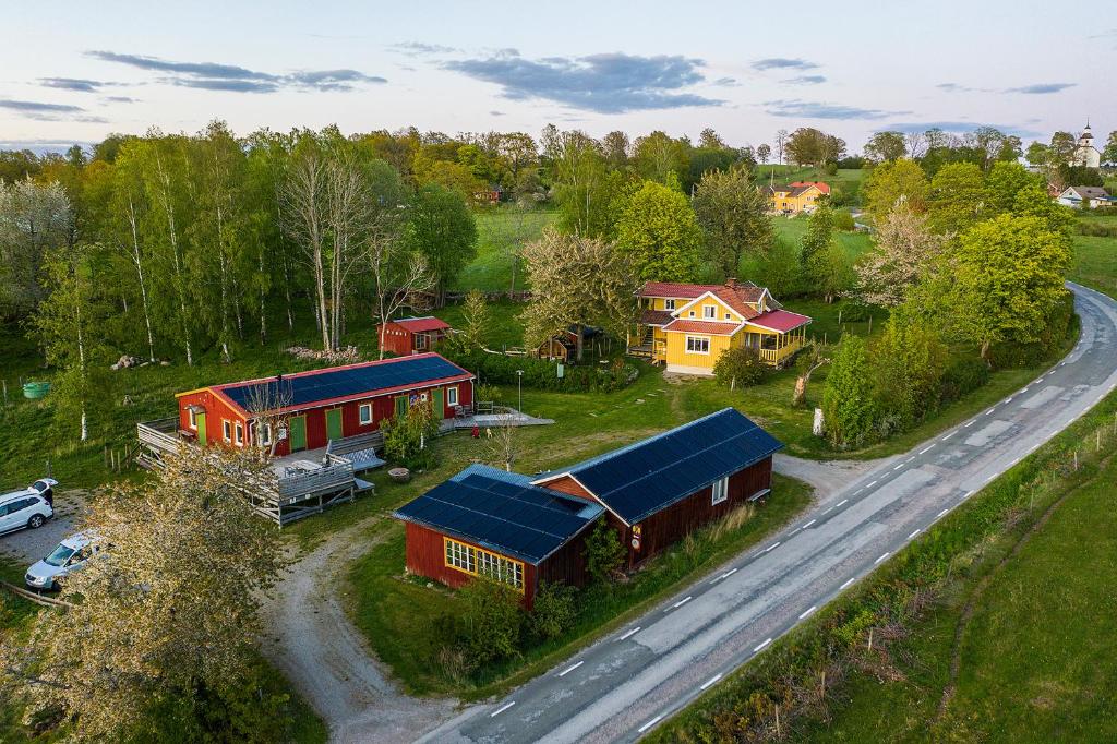 uma vista superior de uma casa e de uma estrada em STF Lugnåsberget Ekohotell em Mariestad