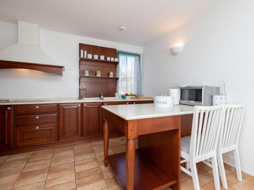 Kuchyňa alebo kuchynka v ubytovaní Holiday Home Villa Bugenvila by Interhome