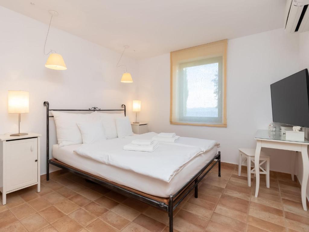 Posteľ alebo postele v izbe v ubytovaní Holiday Home Villa Bugenvila by Interhome