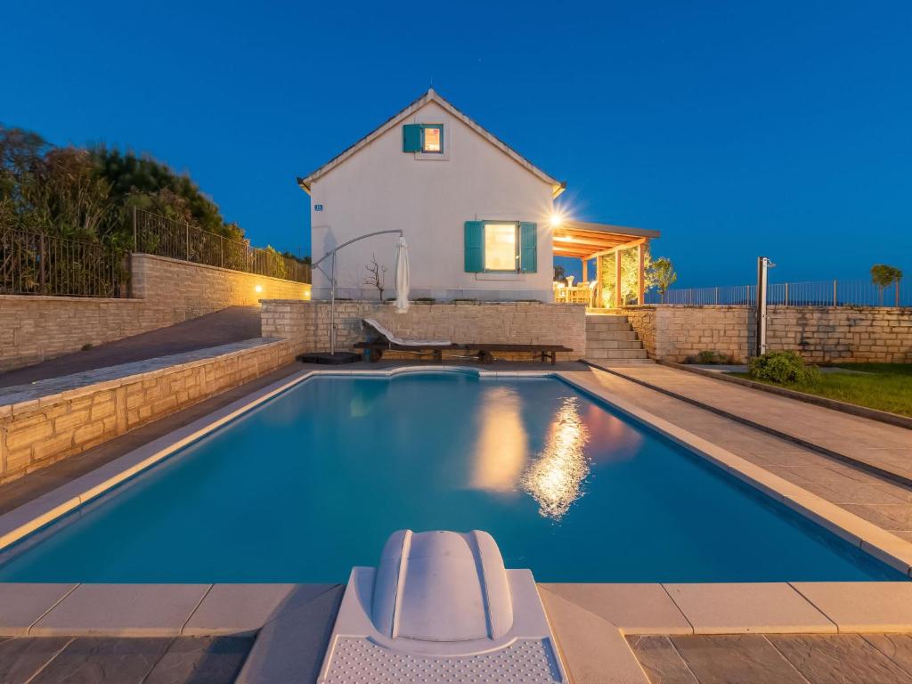 Bazén v ubytovaní Holiday Home Villa Bugenvila by Interhome alebo v jeho blízkosti