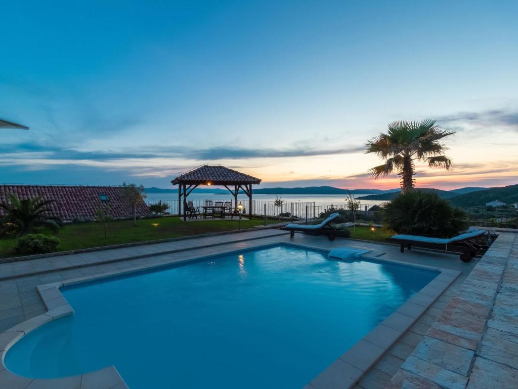 Bazén v ubytovaní Holiday Home Villa Bugenvila by Interhome alebo v jeho blízkosti