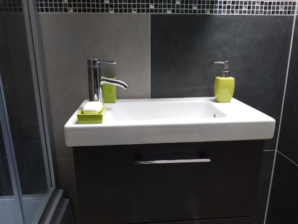 ART INN APARTMANHÁZ BALATON-GYENESDIÁS - Apartamento Con Vista Al Lago