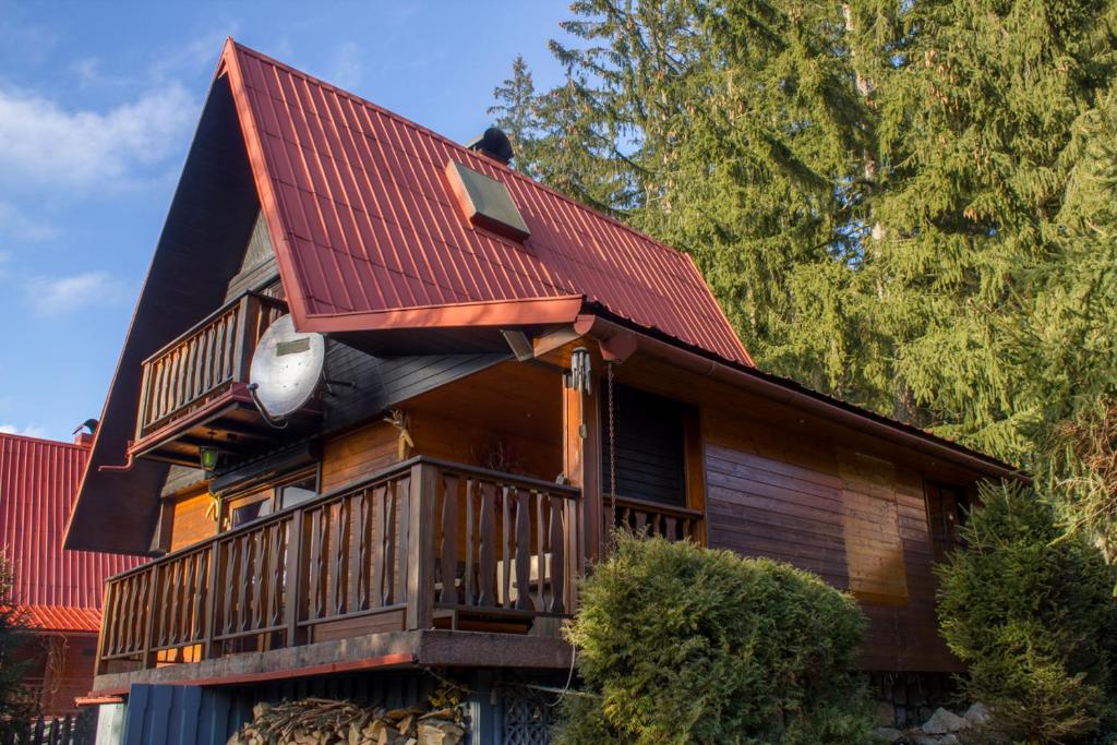 dom z tarasem z czerwonym dachem w obiekcie Chata u lesa w mieście Prostřední Bečva