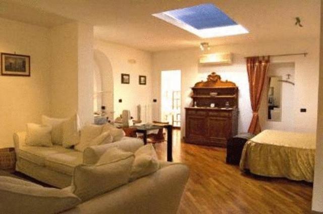 uma sala de estar com um sofá e uma cama em Tavernola - Locanda Di Campagna em Battipaglia