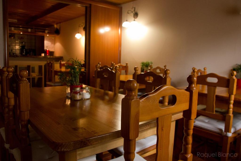 tavolo da pranzo con sedie e tavolo in legno di Hotel Saueth a Tredós