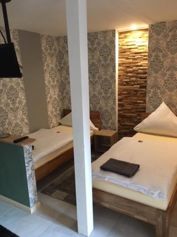 Pokój z 2 łóżkami pojedynczymi w pokoju w obiekcie Hotel-Pension Markt-Scheune Anno 1652 w mieście Vlotho