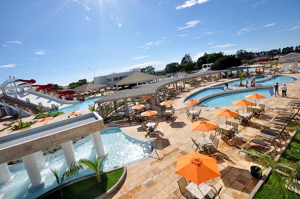 an overhead view of a pool with umbrellas and chairs at Apartamento L'Acqua in Caldas Novas