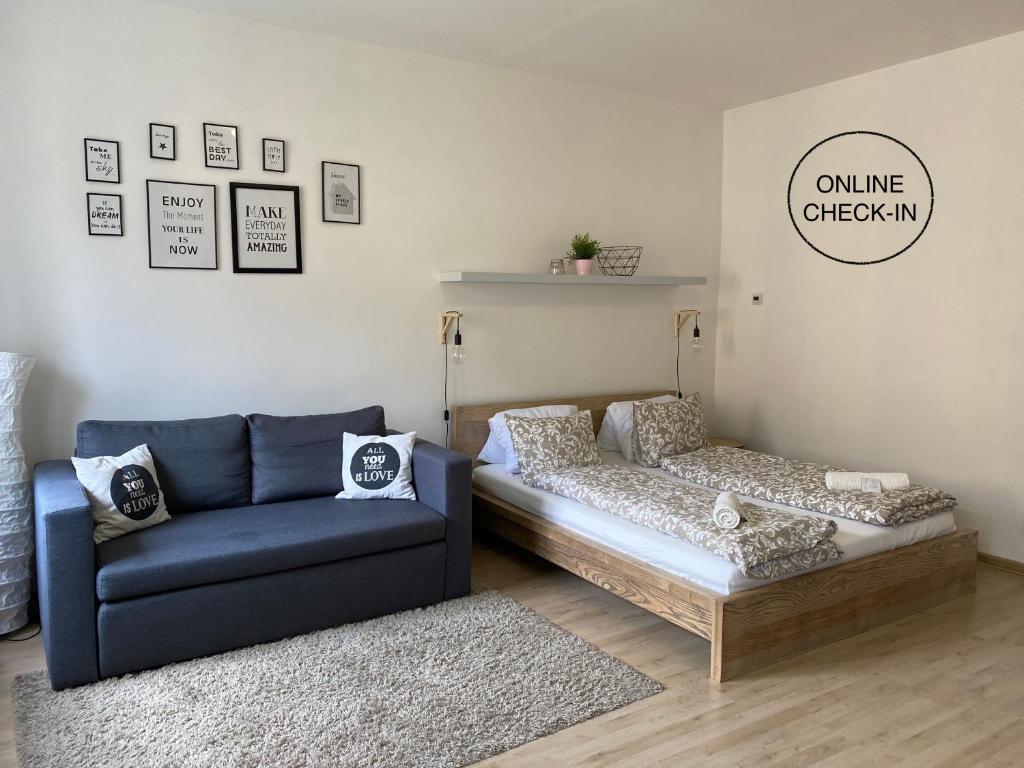 ein Wohnzimmer mit einem Sofa und einem Stuhl in der Unterkunft SATYS Apartments in Ostrava