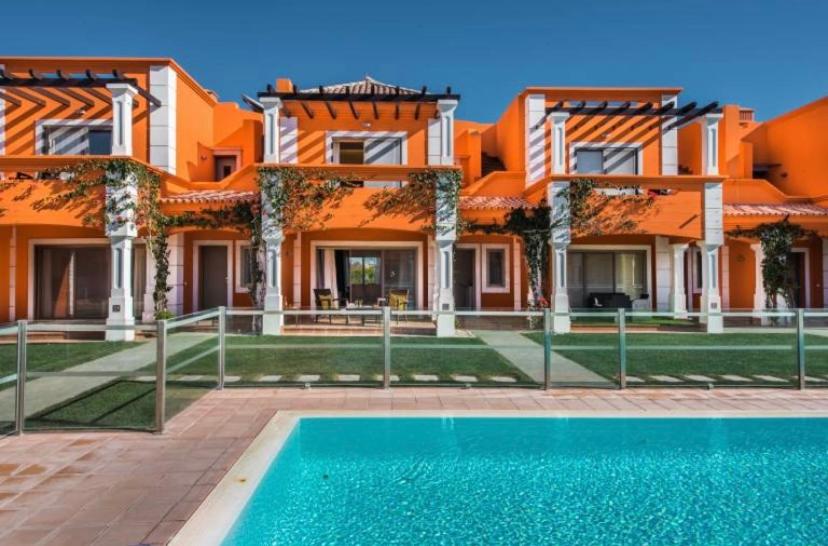 una casa con piscina frente a ella en Villa Lux - 5O, en Luz de Tavira