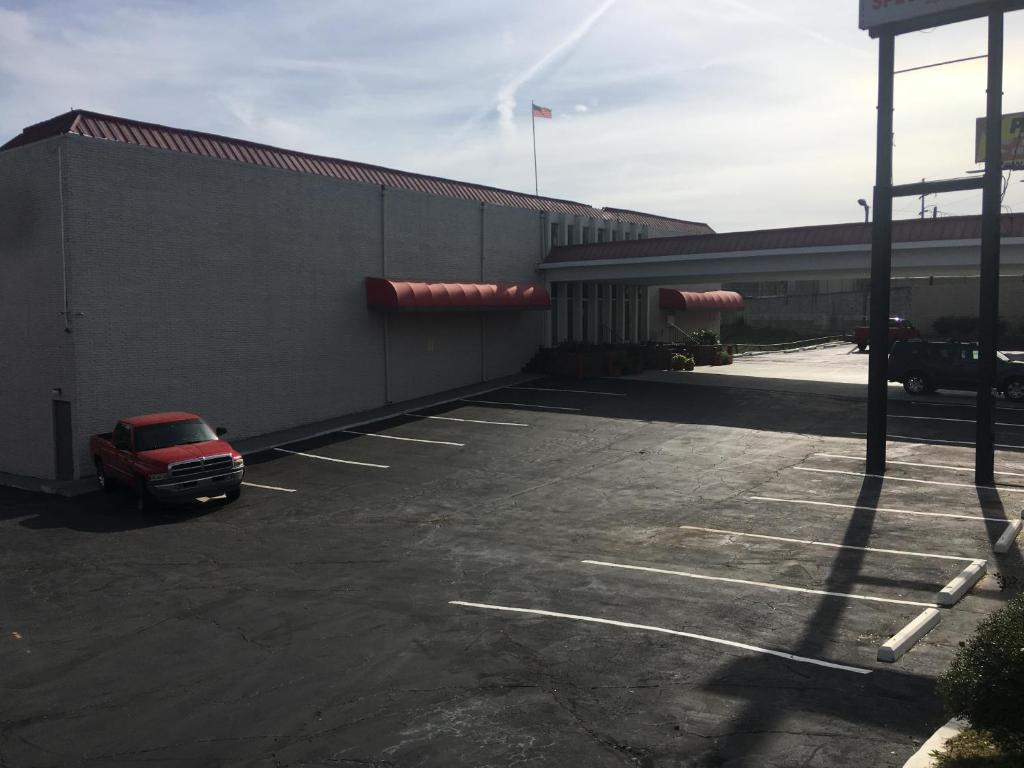 Peachtree Inn & Suites - Housity