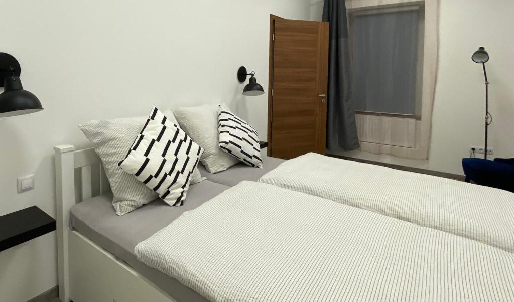Posteľ alebo postele v izbe v ubytovaní Hősök Tornya Apartman