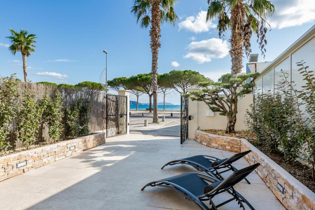 een fiets geparkeerd op een stoep met palmbomen bij Bord de mer la Ciotat in La Ciotat