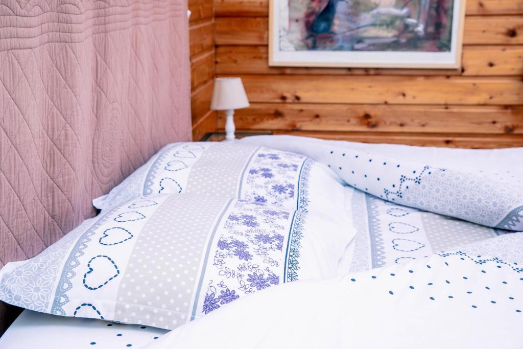 Postel nebo postele na pokoji v ubytování Hôtel Restaurant Domaine De Basil