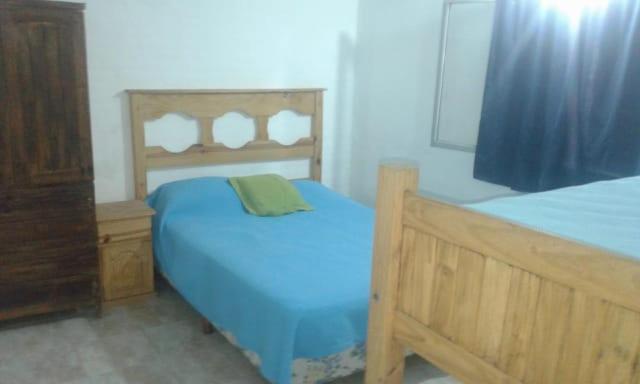 1 dormitorio con 2 camas individuales y vestidor en Doña Aida en Mina Clavero