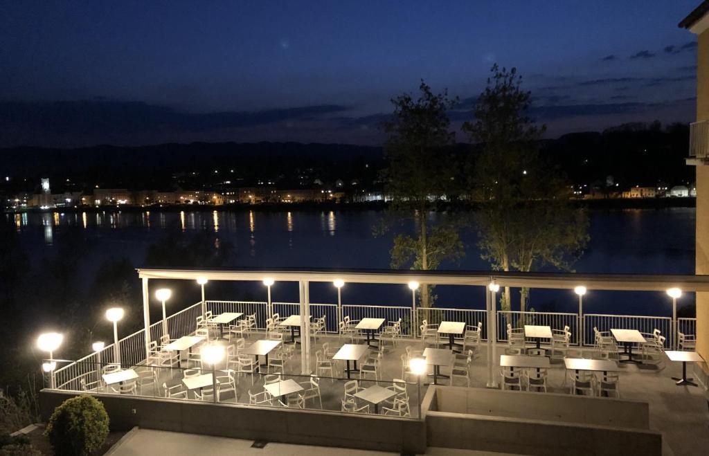 Výhled na řeku, která protéká v blízkosti hotelu