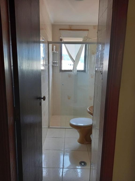  Cobertura no centro de Ubatuba com churrasqueira e terraço privativo