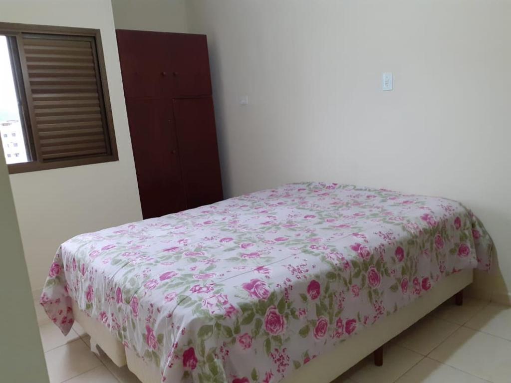  Cobertura no centro de Ubatuba com churrasqueira e terraço privativo