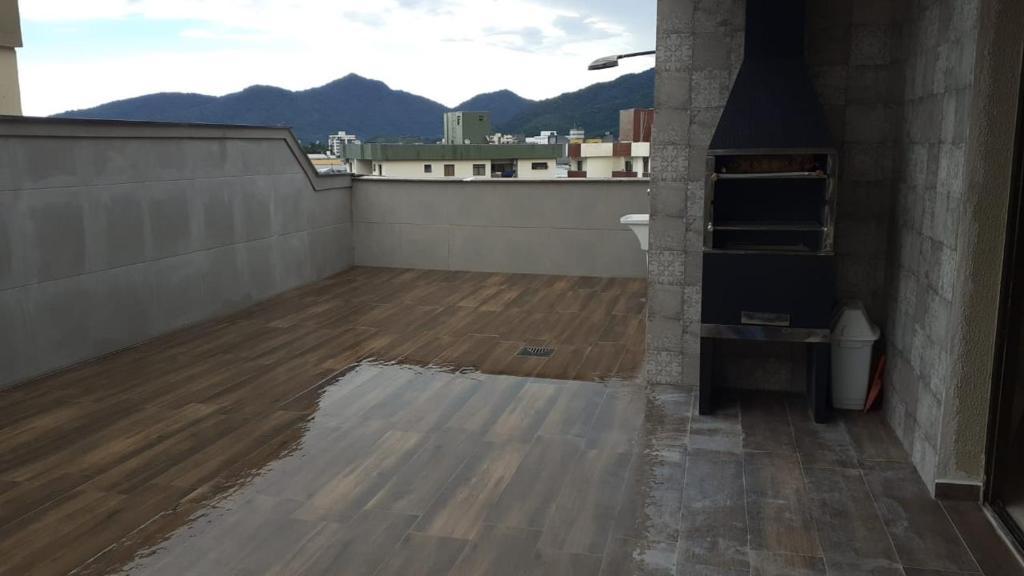  Cobertura no centro de Ubatuba com churrasqueira e terraço privativo