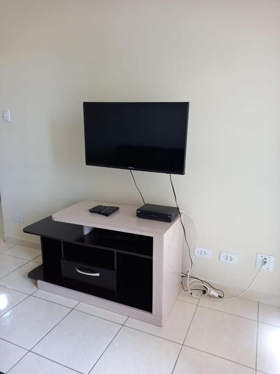  Cobertura no centro de Ubatuba com churrasqueira e terraço privativo