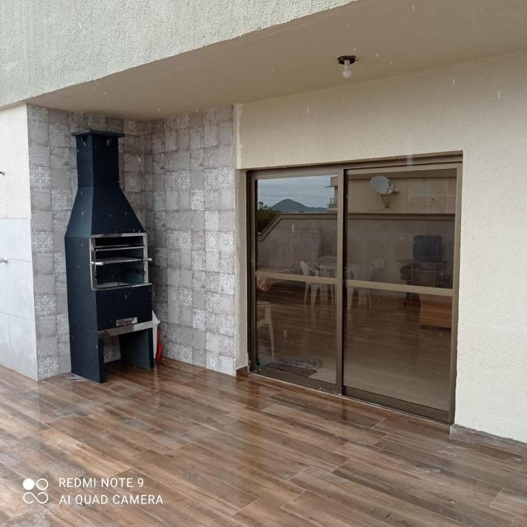  Cobertura no centro de Ubatuba com churrasqueira e terraço privativo