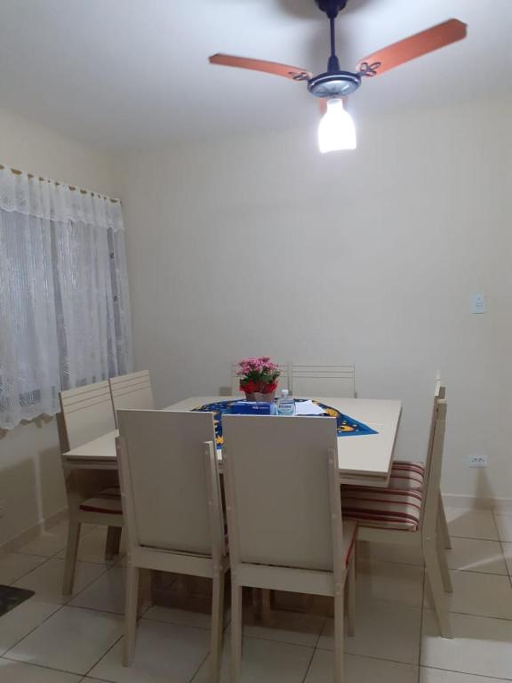  Cobertura no centro de Ubatuba com churrasqueira e terraço privativo