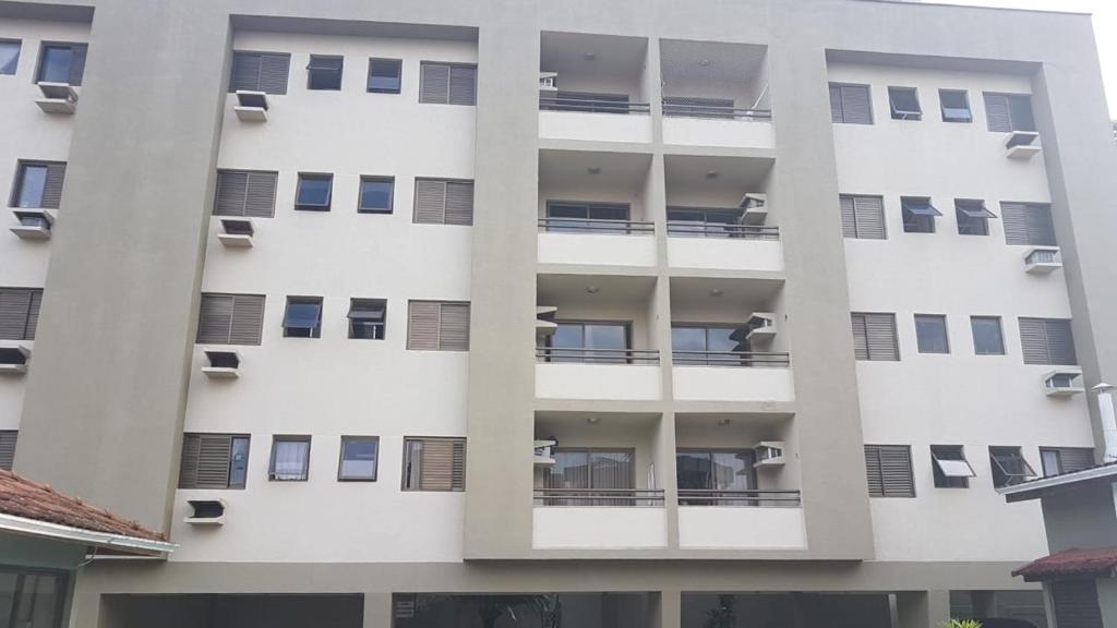  Cobertura no centro de Ubatuba com churrasqueira e terraço privativo