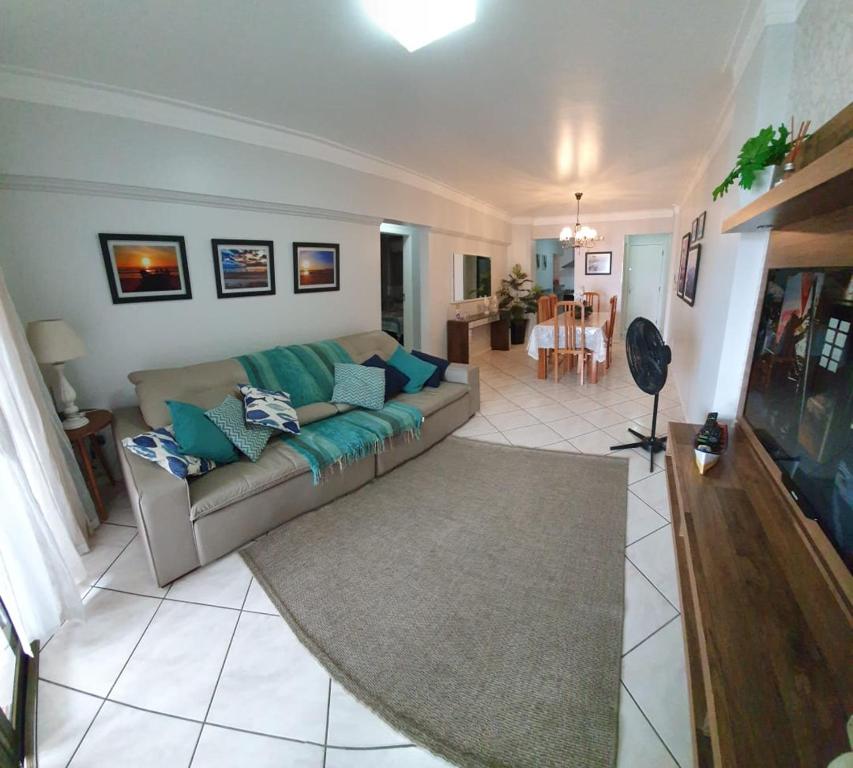  Apartamento a 50 metros do mar com serviço de praia