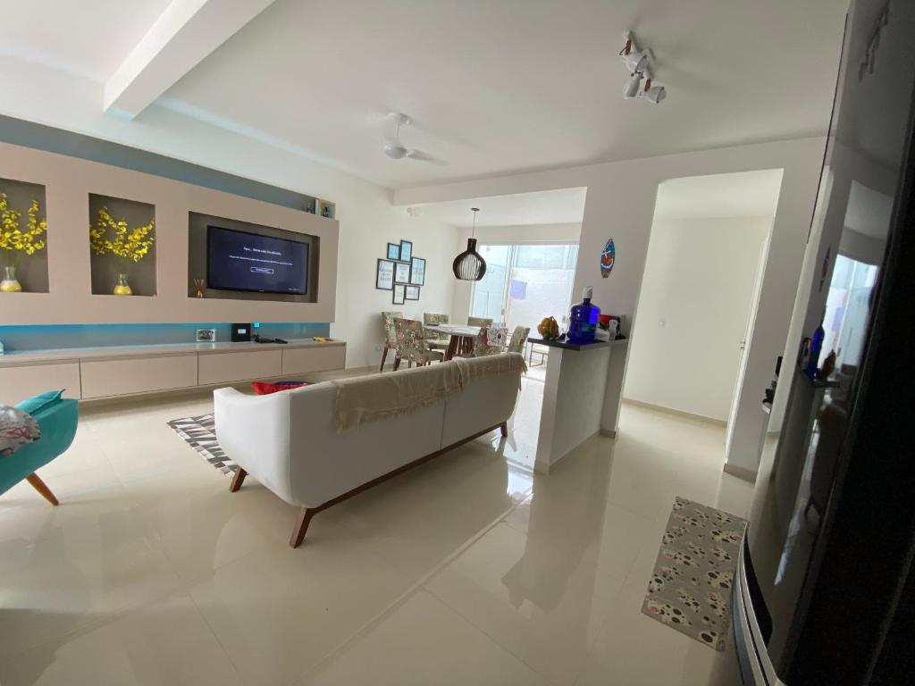  Linda Casa com 03 suítes 150 mts da praia