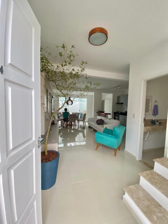  Linda Casa com 03 suítes 150 mts da praia