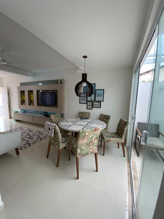  Linda Casa com 03 suítes 150 mts da praia