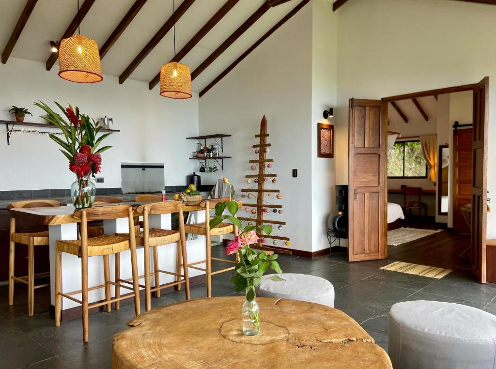 Istumisnurk majutusasutuses Mountain Farmhouse Retreat with incredible Views