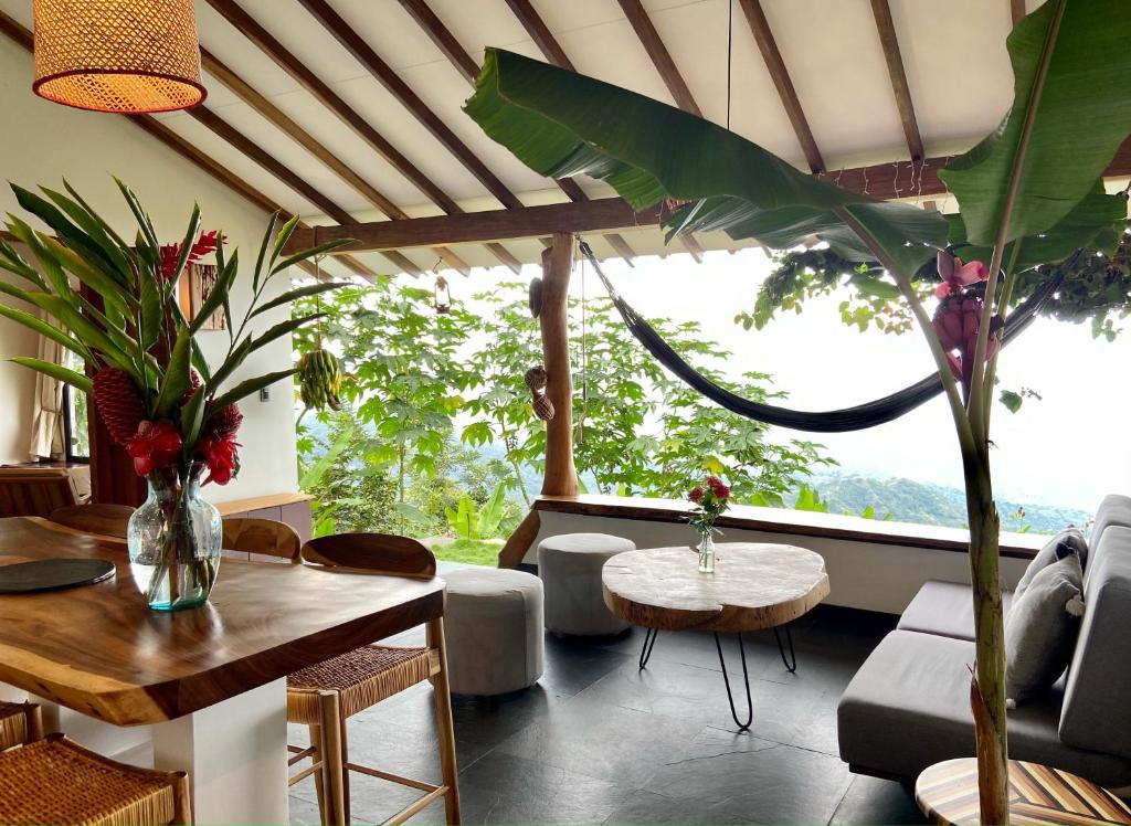 Istumisnurk majutusasutuses Mountain Farmhouse Retreat with incredible Views