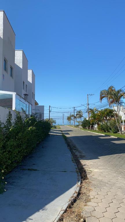  Linda Casa com 03 suítes 150 mts da praia