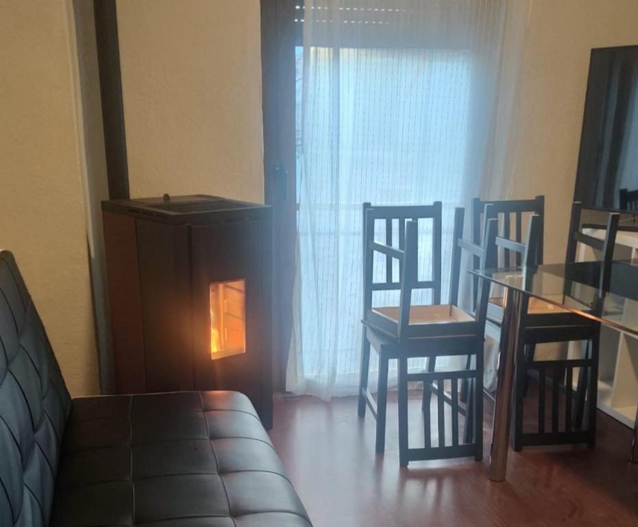 a living room with a table and chairs and a couch at Vivienda en El Centro de Guejar Sierra in Güéjar-Sierra