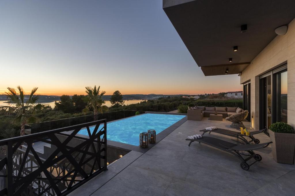 eine Villa mit Swimmingpool und Terrasse in der Unterkunft Villa Vie in Medulin