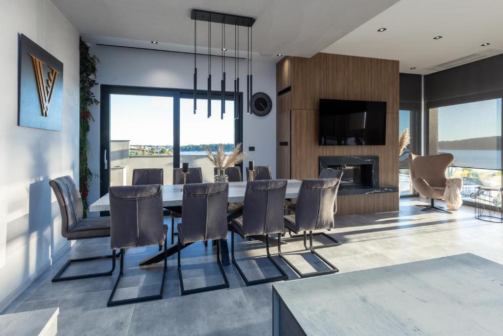 ein Esszimmer mit Tisch und Stühlen in der Unterkunft Villa Vie in Medulin