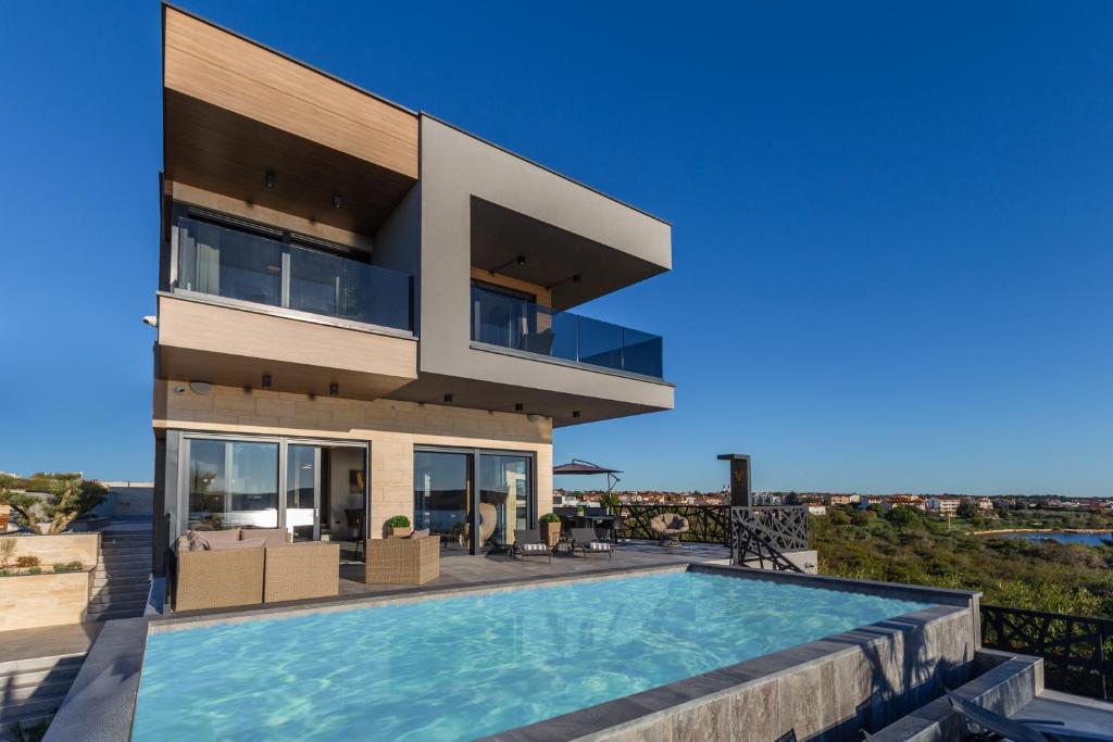 Der Swimmingpool an oder in der Nähe von Villa Vie